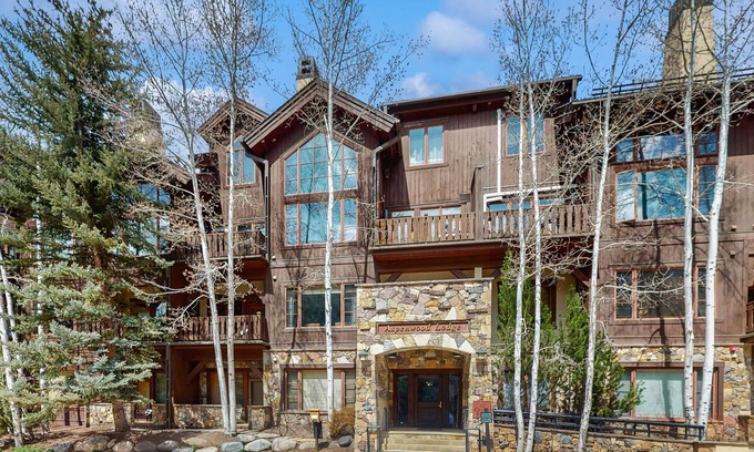 Edwards Condo | Second-floor condo in Arrowhead Village with pool & hot tub - steps to ski lift