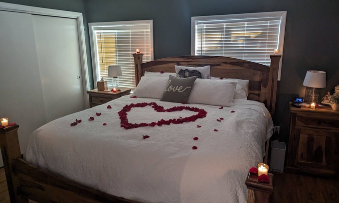 Bethel-Danebo House | Secret Safe Haven w/Sauna, Hot Tub & King-sized Bed-5 minutes from the airport!