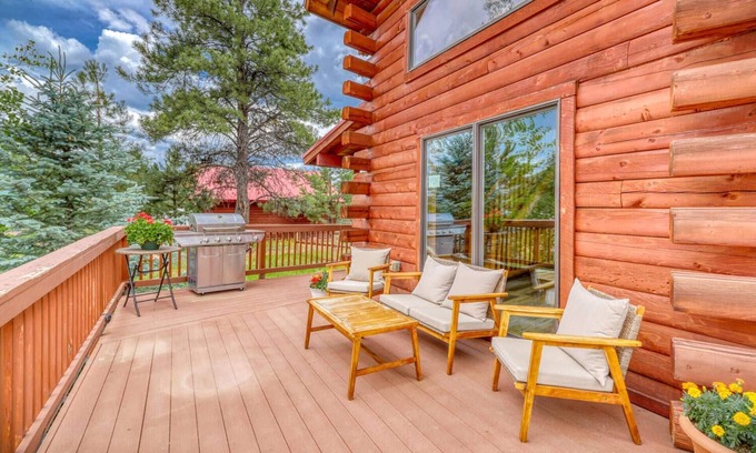 Pagosa Highlands House | See Fall's Changing Colors! Mountain Spruce Retreat: Pet-Friendly Cabin w/View, Deck, Pool Table