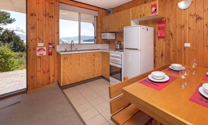 Jindabyne Apartment | Seeblick 2 - 1BR Lakefront Apartment l Central Location l Off-Street Parking