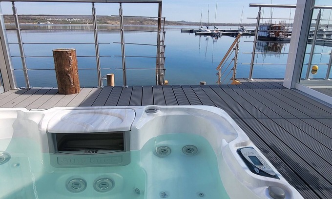 Mucheln House | Seehaus Pippa with sauna and whirlpool directly on the lake