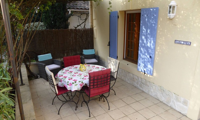 Rognonas Apartment | Self-Catering 2 Bedroom/2 Bathroom Apartment with AC in the Heart of Provence