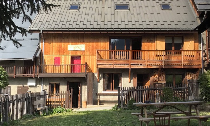 Albiez-le-Vieux Apartment | Self-contained apartment in an authentic mountain village