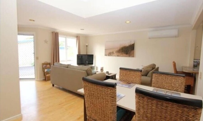 Cowes House | Self Contained Unit Close to the Beach