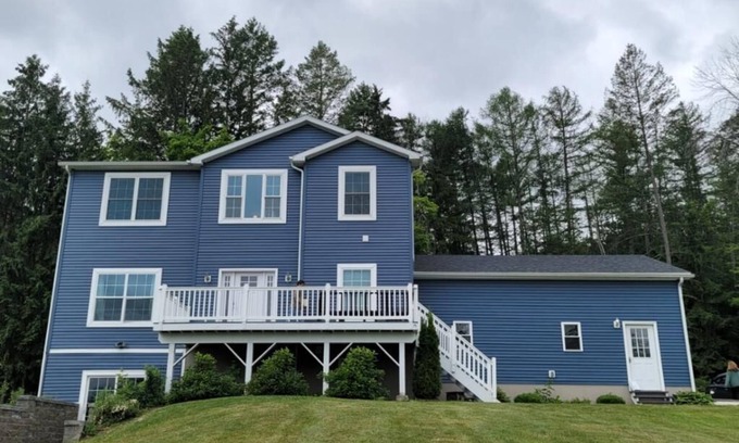 Watkins Glen House | Seneca Summit: Lake view, private road