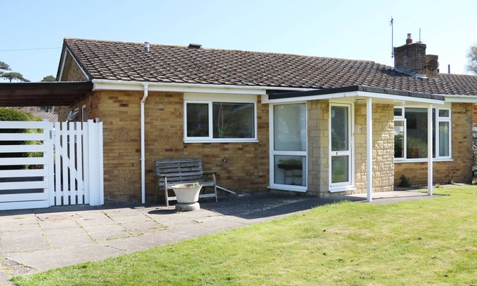 Highcliffe-on-Sea House | SENGADOR, pet friendly, with a garden in Highcliffe