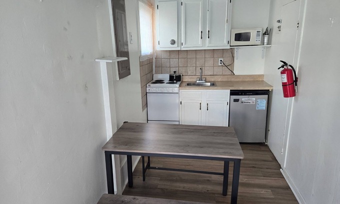 Wildwood Hotel | SeniorWeek, Soccer Team,Dance Team Hot Spot! 18 to rent Sleeps 30!