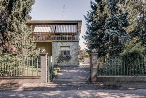 Caronno Pertusella Apartment | Sentirsi a casa, lontano da casa-feel at home away from home