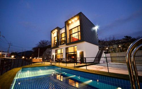 Yeosu House | Seollem Onsu Swimmingpool Pension