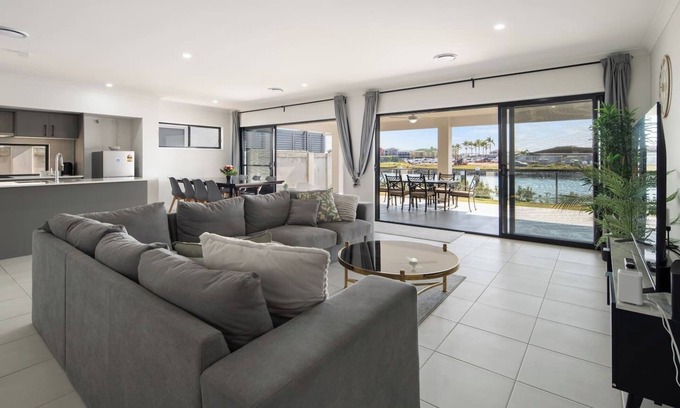 Gold Coast House | Serena by the Water Family Retreat in Hope Island