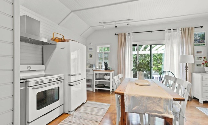 Cotuit Cottage | Serene Cape Cod Cottage. Walk to Beach, Harbor & Village. Bikes, Kayaks &more