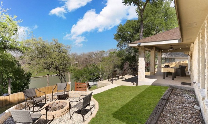 McQueeney House | Serene Country Getaway – Luxury & Comfort in Nature