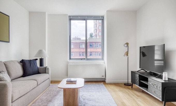 Hunters Point Apartment | Serene LIC 1BR w/Doorman, Gym & Pool, near East River, by Blueground