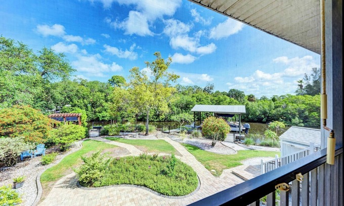 Ruskin House | Serene modern luxury waterfront property, 8 min from the beach!