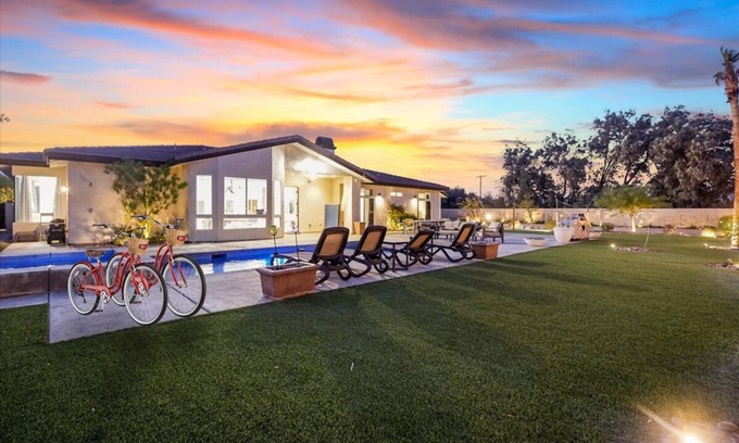 Magnesia Falls Cove House | Serene Volleyball Estate w/Majestic Views Pristine