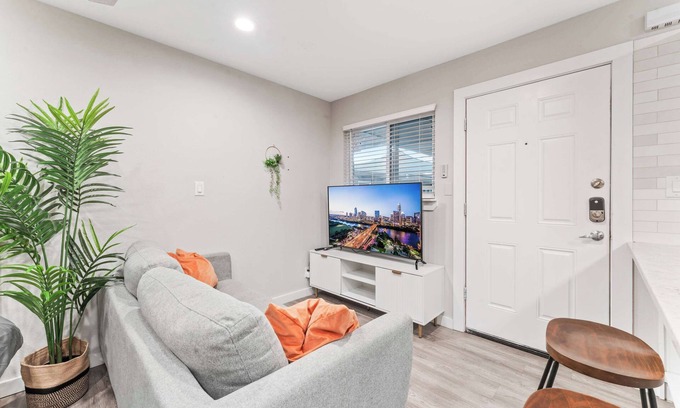 Clarksville Apartment | Serene West Downtown studio w/washer&dryer