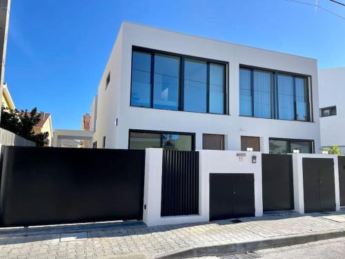 Seixal Villa | SereneScape Villa - Fernão Ferro