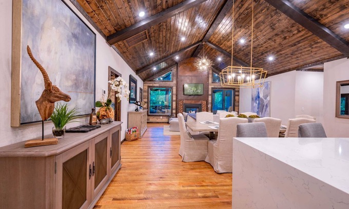 Broken Bow Cabin | Serengeti features three king master suites and bunk room bordering National Forest