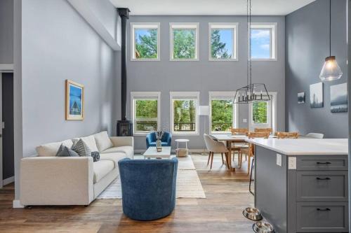 East Kootenay House | Serenity Shores, Mins to Lake, King Bed, 10 Guests