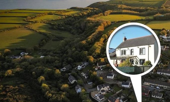 St Ishmaels Apartment | Set in a lovely village Just off coastal path