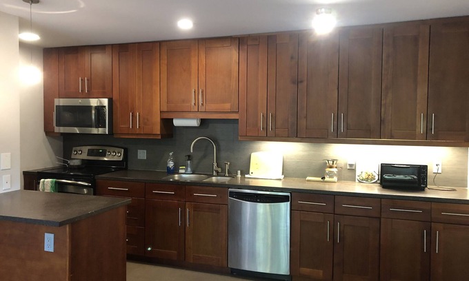 Burlingame Park Apartment | SFO | Dtown Burlingame| Kitchen Island | Privacy