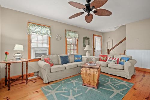 Piney Island House | Shady Side - Water access, screened porch!