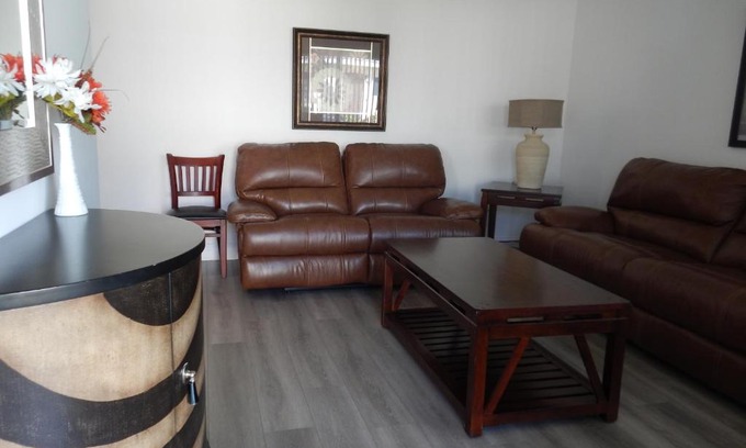 Hollywood Lakes Hotel | Shell Motel Hollywood