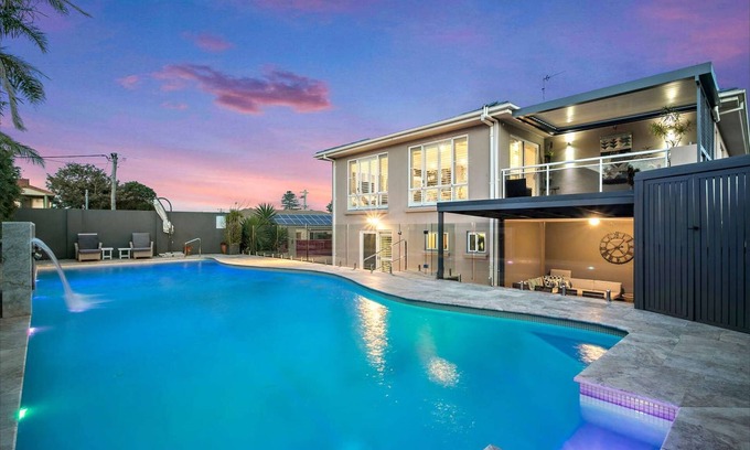 Shellharbour House | Shellharbour - 4 bedroom house with large pool, walk to beach & Village Cafes