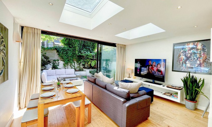 Addison House | Shepherds Bush 2-bedroom | Patio with Fire Pit