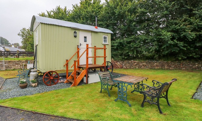Milford Haven Cottage | SHEPHERDS HUT - THE HURDLE, pet friendly in Rosemarket