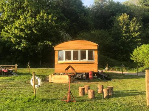 Stoke-sub-Hamdon Hotel | Shepherds Huts Ham Hill, 2 double beds, Bathroom, Lounge, Diner, Kitchen, LOVE dogs & Cats Looking out to lake and by Ham Hill Country Park plus parking for large vehicles available also great deals on workers long term This is the place to relax and BBQ