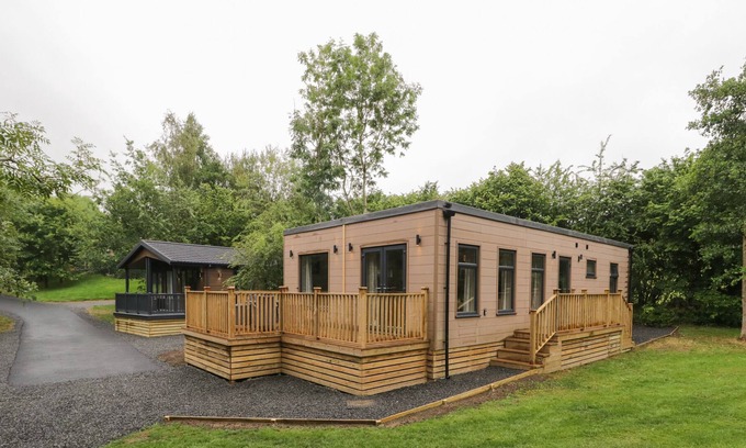 Allithwaite Cabin | SHETLAND, family friendly, with hot tub in Cartmel