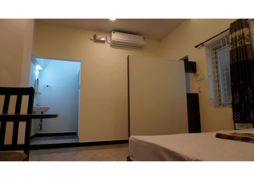 Udumalaipettai Bed & Breakfast | SHI's 5 Room Stay on Munar Road - Udumalpet