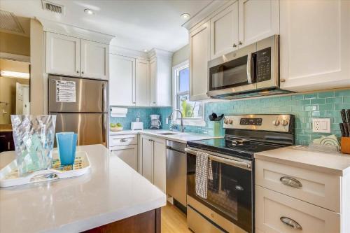 Truman Annex House | Shipyard Treasure by AvantStay Communal Pool Gated Community Great Location Week Long Stays