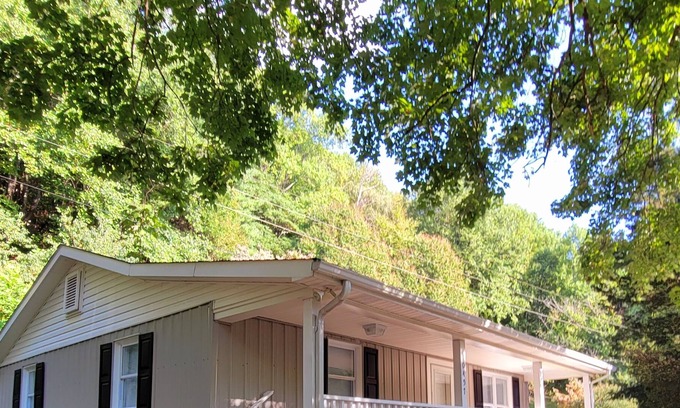 Fancy Gap House | Shirley's Place - 5 Minutes from the Blue Ridge Pkwy & 15 Minutes from Mt. Airy