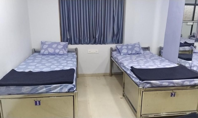 Vadodara Bed & Breakfast | Shiv Sai Dormitory
