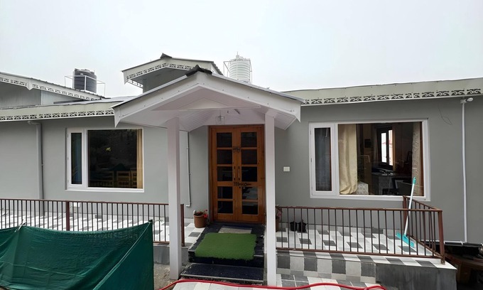 Shimla House | Shivam Homestay 3BR with Orchard view by Homeyhuts