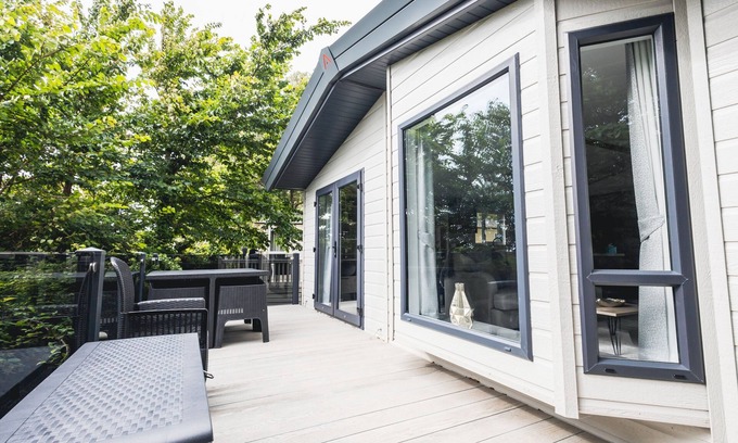 Mudeford House | Shoreline - a spacious, well appointed lodge overlooking Christchurch Harbour.