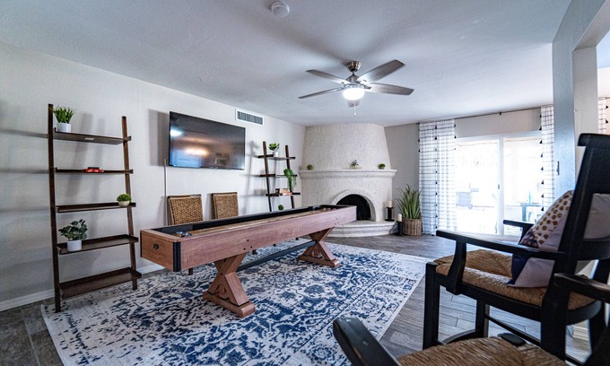 Chandler House | Shuffleboard! Heated Pool! Live w/2 Kings Cool!