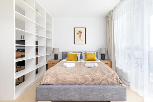 Rakowiec Apartment | Sierpińskiego 1A - Studio with Balcony & Desk - Remote Work by Noclegi Renters