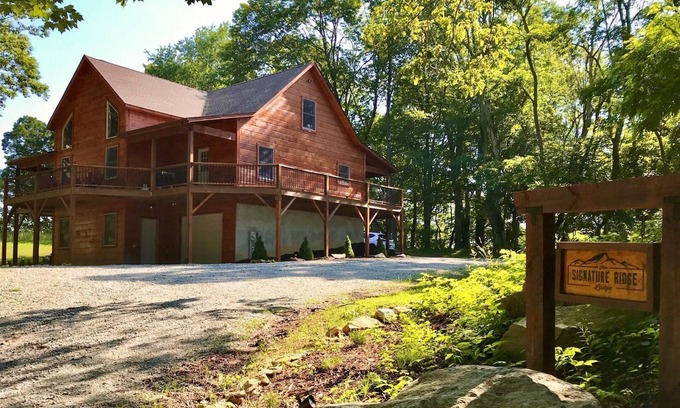 Banner Elk House | Signature Ridge Lodge - Beautiful cabin between Banner Elk and Valle Crucis Game room downstairs!