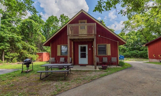 Indian Point Cabin | Silver Dollar City 1 Mile - Table Rock Lake - 3 Bed/3 Bath - Woodsy - Foxfire