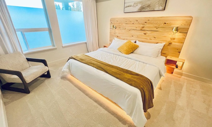 Mission Apartment | Silver Veil Suite King Bed Wifi Self Checkin New Built Minutes from Golf Course