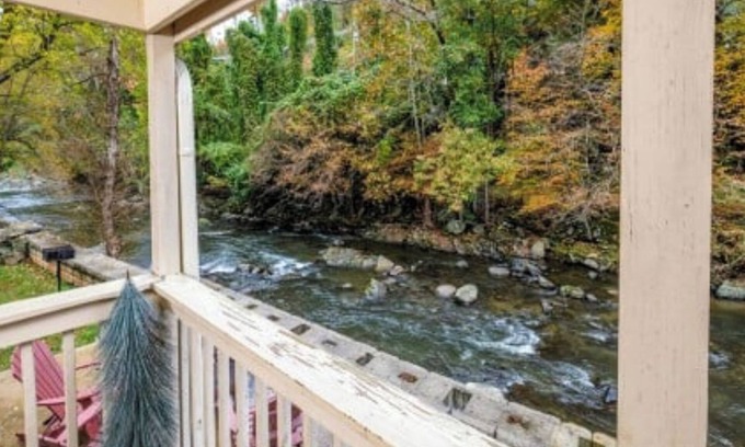 Gatlinburg Cabin | Simone's Cottage - Relax with a river view