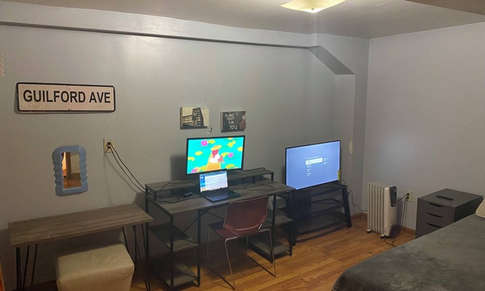 Downtown Baltimore Apartment | Simple, Cheap, and Cozy ROOM 1