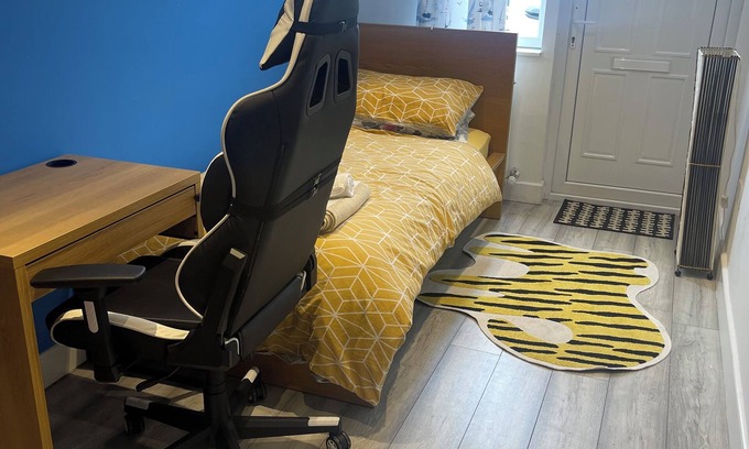 Bonnybridge House | Single Bedroom with Private Bathroom & Free Parking near City Center