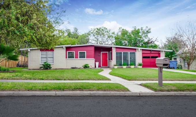 San Antonio House | Single Family Home 3 Bedroom Near All Attractions and 10 miles to Lackland AFB