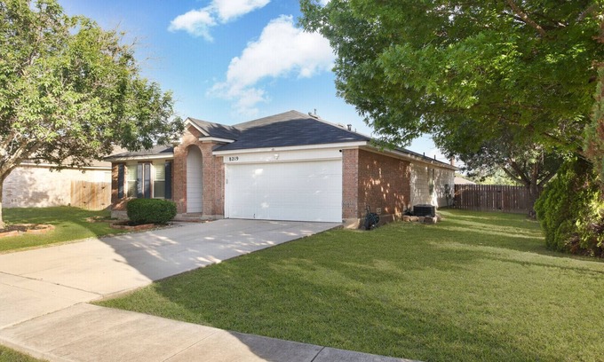Selma House | Single floor open layout 3/2 SFH w/in 30 mins of New Braunfels & SA Pet friendly