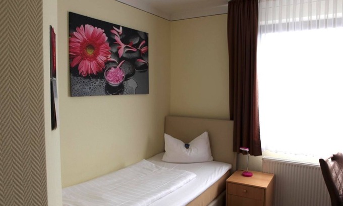 Kirchberg House | Single room, shower/WC, TV - Landhotel Karrenberg