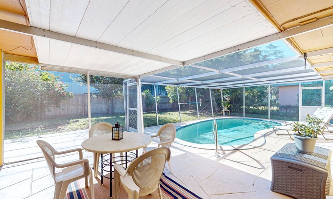 South Pinellas Community Council House | Single-story home near beach with heated private pool, enclosed yard-Dogs ok